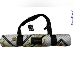 VICTORIA’S SECRET Portable Blanket